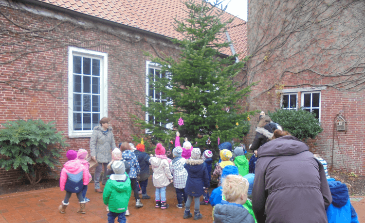 Am Freitag, den 02.12.2022 haben wir den Weihnachtsbaum an der Kirche mit selbst gebastelten Werken geschmückt.