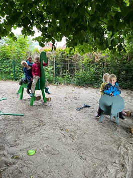 Dinosaurier für den Spielplatz Die Kinder haben 2 Dinosaurier für den Spielplatz bekommen. Die Dinos werden von allen Kindern gerne genutzt. Gesponsert wurden die Tiere, die einen Wert von 1800 Euro haben, von unserem Förderverein Groten und Lüttjen.