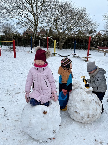 Große Schneekugeln werden ausgehöhlt, um sich darin zu verstecken.