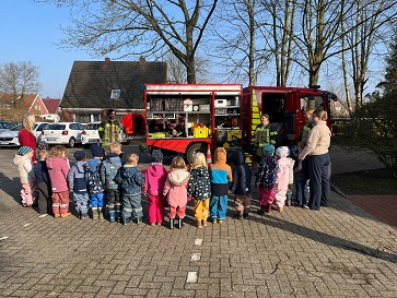 Einige Kameraden der Freiwilligen Feuerwehr Neukamperfehn haben heute die Kindergartenkinder besucht. Die Kinder konnten sich die Kleidung der Feuerwehrleute und die Werkzeuge genau begucken. Sie haben von den Aufgaben der Feuerwehr erfahren und durften viele Fragen stellen. Anschließend wurde das Feuerwehrauto besichtigt.