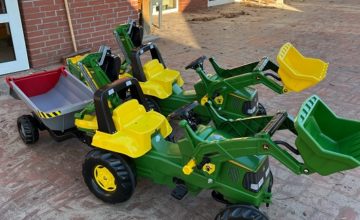 Neue Trecker und Anhänger für den Kindergarten
