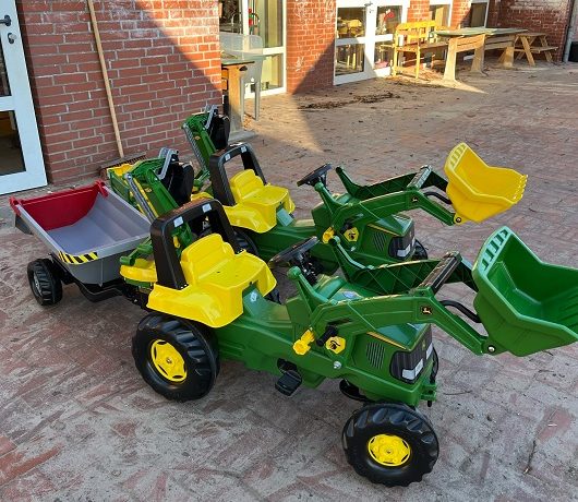 Neue Trecker und Anhänger für den Kindergarten