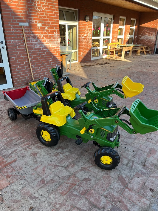 Der Elternbeirat des Kindergartens hat über die Fehntjer Bürgerstiftung 2 große Trecker mit Anhängern organisiert. Vielen Dank dafür!